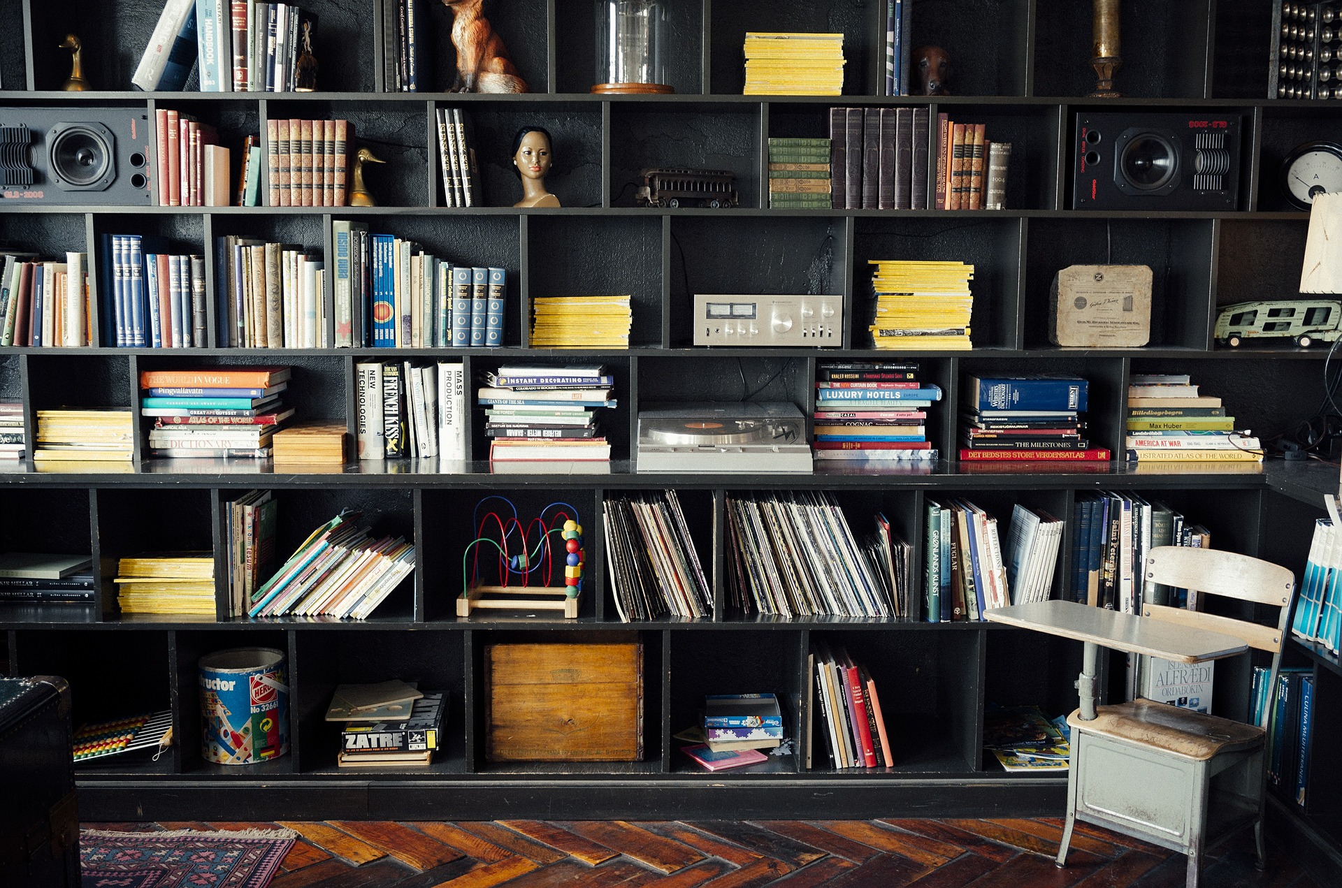 bookshelf-413705_1920.jpg